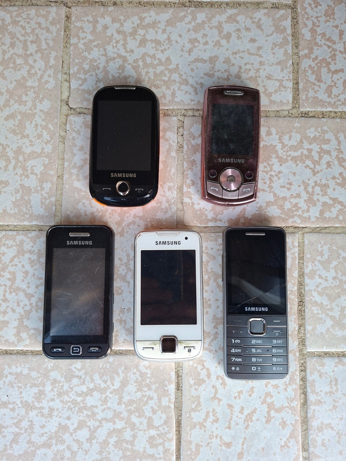 vente à la pièce téléphones . Rendez-vous sur Bruxell, Enlèvement ou Envoi