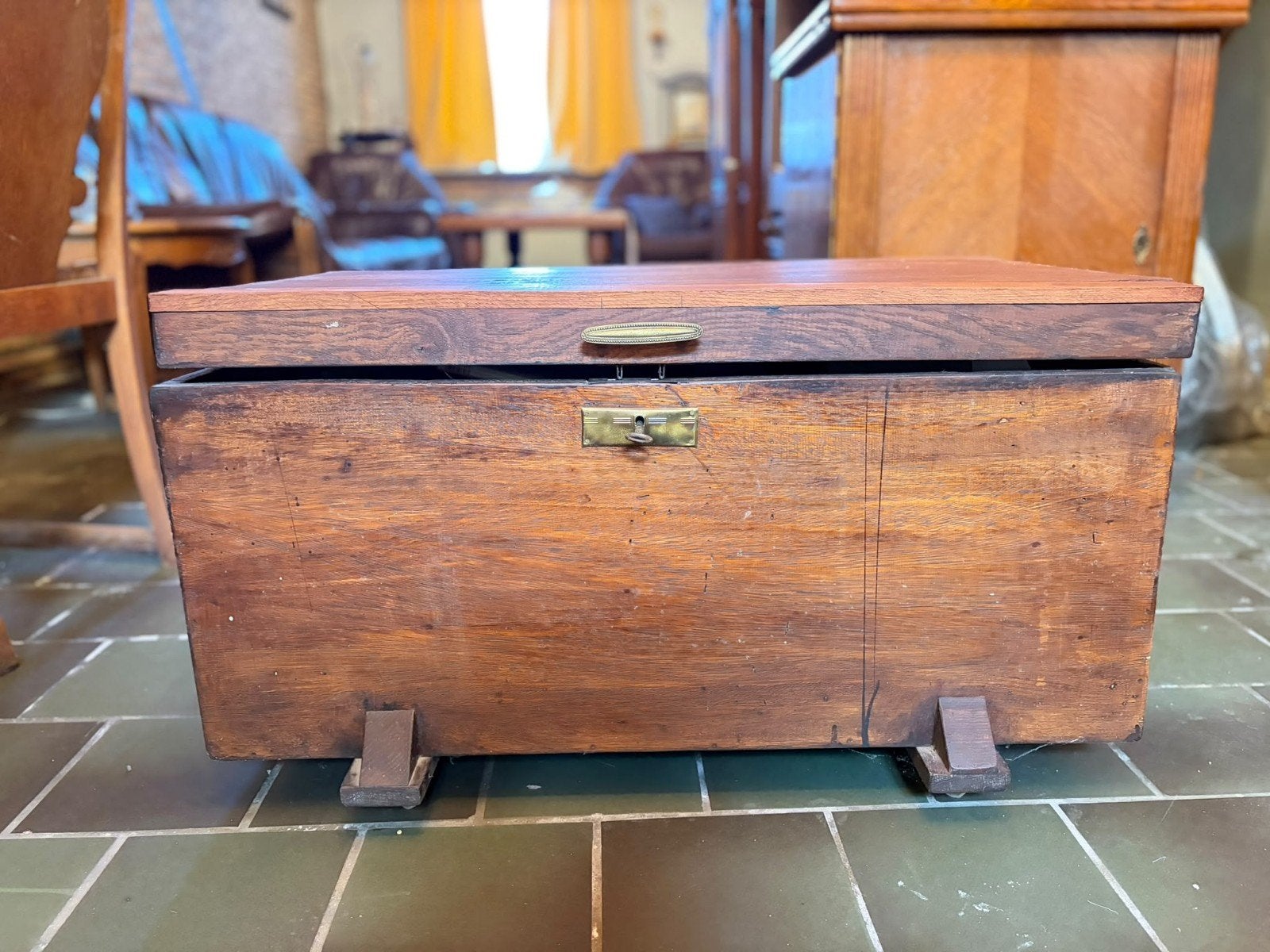 Vintage houten kist op wieltjes, Ophalen