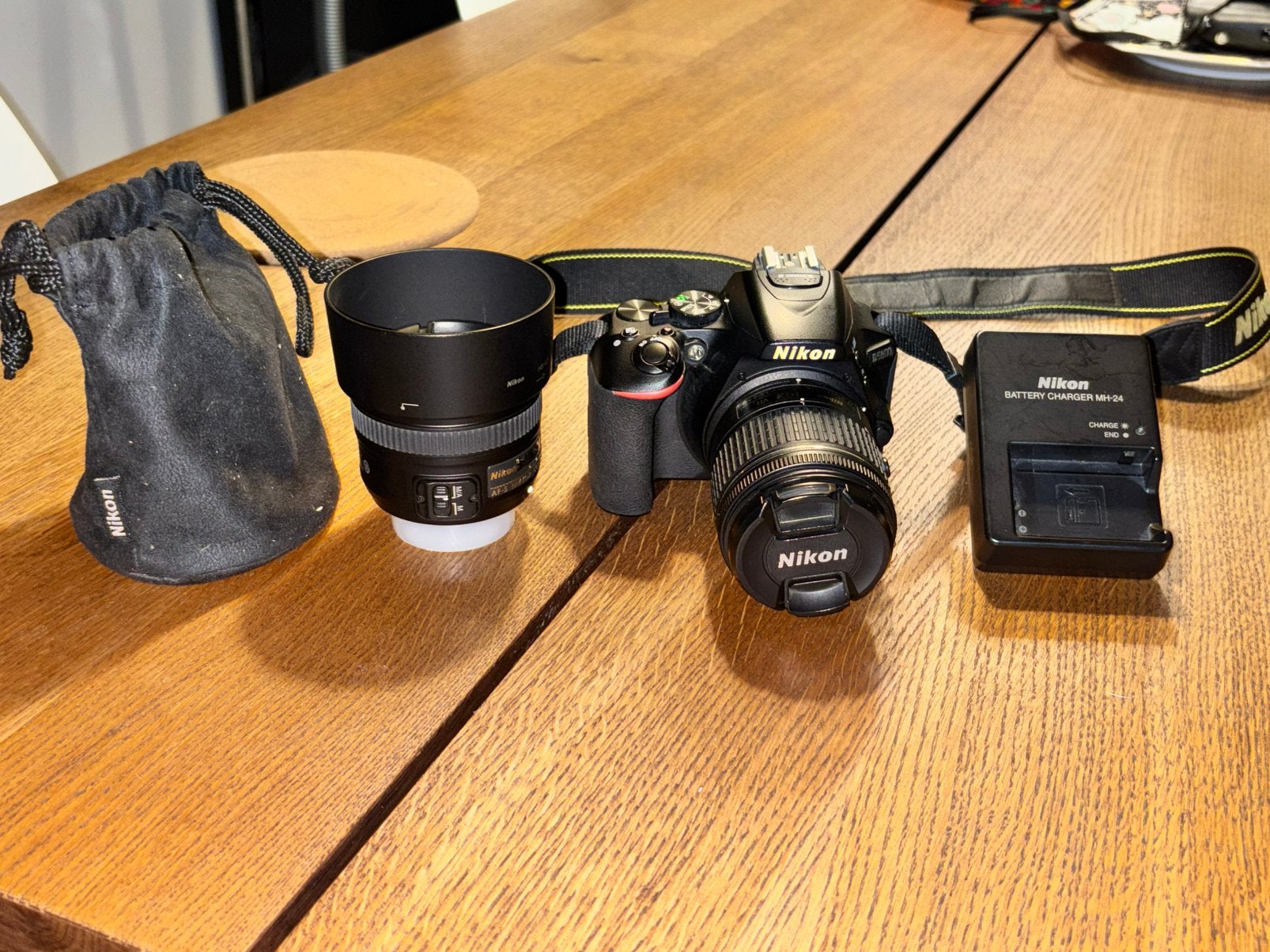 Nikon D5600 + lens 50mm en accesoires, Ophalen, Zo goed als nieuw, Oplader, Nikon