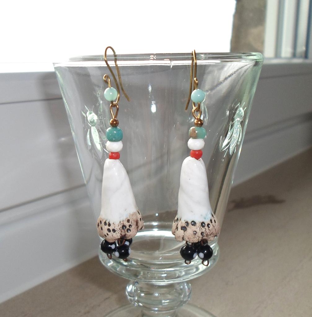 Nieuwe amandeloorbellen van keramiek en koraal, Handtassen en Accessoires, Oorbellen, Overige materialen, Hangers, Wit, Nieuw
