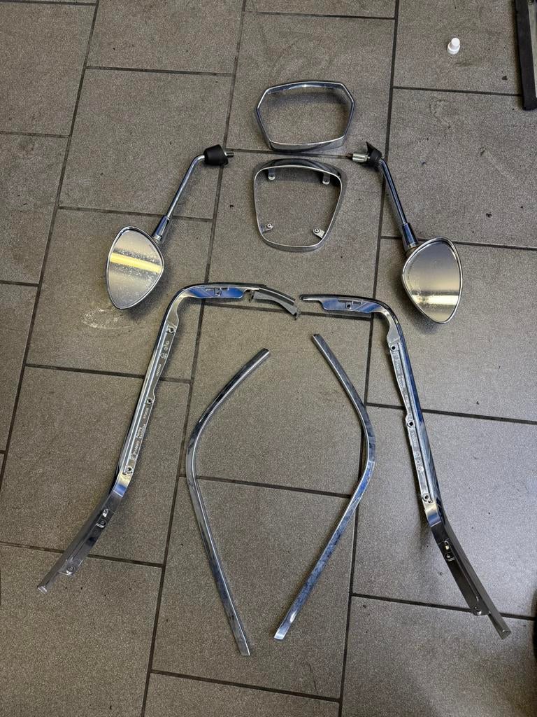 Vespa sprint/primavera sierlijsten koplamprand spiegels, Fietsen en Brommers, Ophalen, Vespa