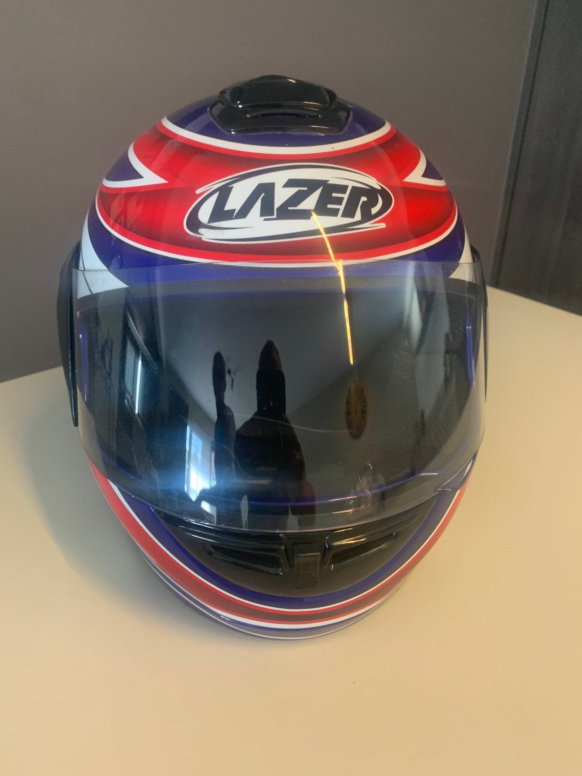 Prachtige helm, Enlèvement, Lazer
