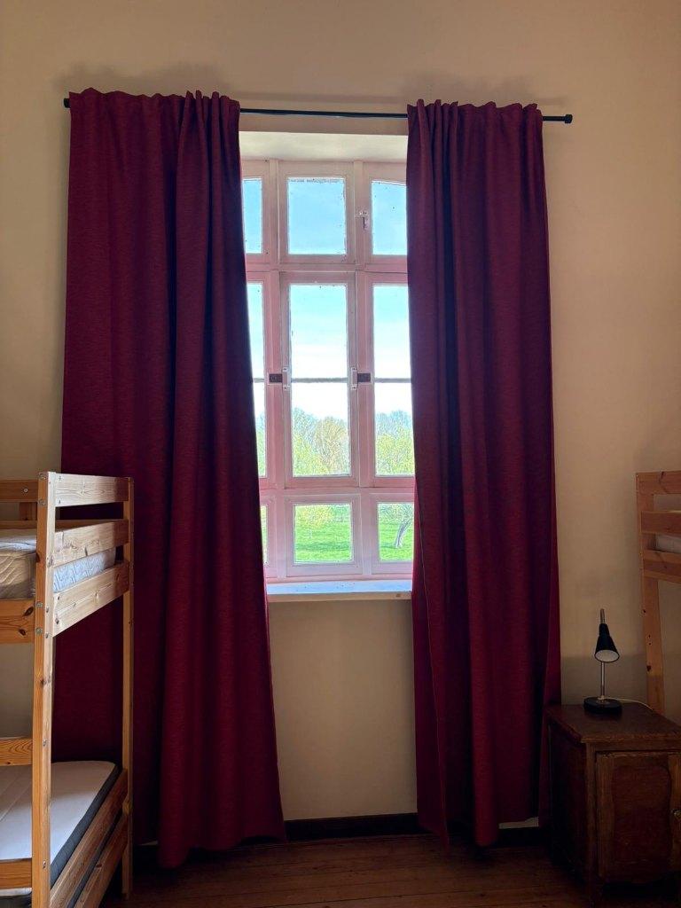 Rode verduistergordijnen + roede (zwart), Huis en Inrichting, Stoffering | Gordijnen en Lamellen, Ophalen, Gebruikt, 200 cm of meer