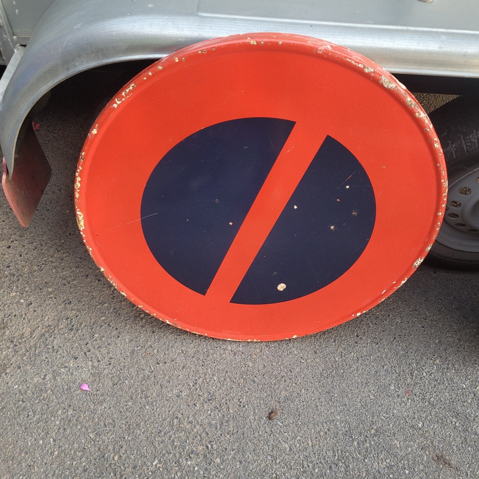 ancien panneau de signalisation émaillé, Enlèvement