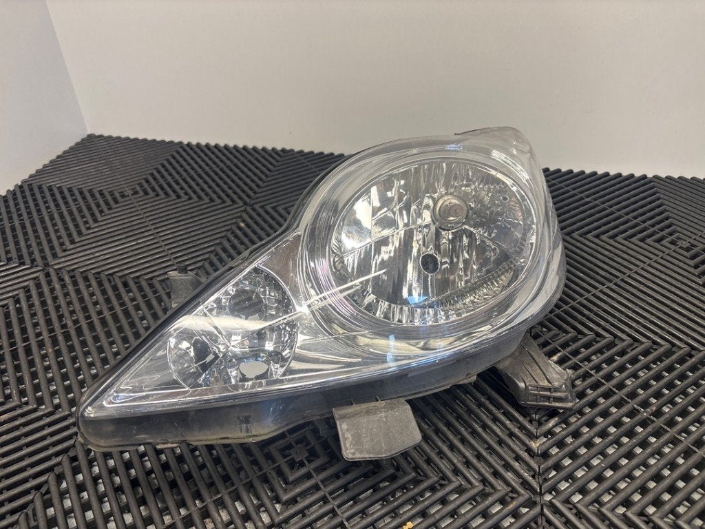 KOPLAMP LINKS Peugeot 107 (01-2005/05-2014) (|085501139LM|), Kontakt-peugeot@peugeot.com, Gebruikt, Peugeot Deutschland GmbH, Bahnhofsplatz
65423  Rüsselsheim, DE