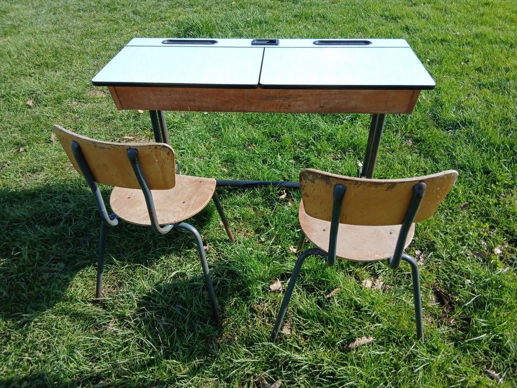 Schoolbank met twee stoelen, Ophalen