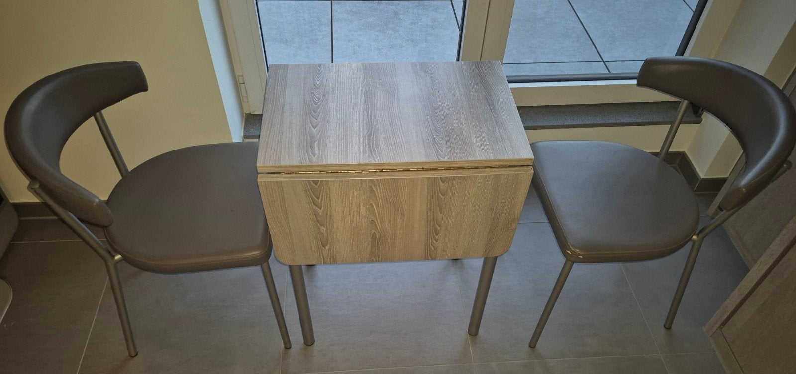 Stevige uitklapbare tafel en twee designstoelen, Huis en Inrichting, Ophalen, Gebruikt, 50 tot 100 cm, 50 tot 100 cm