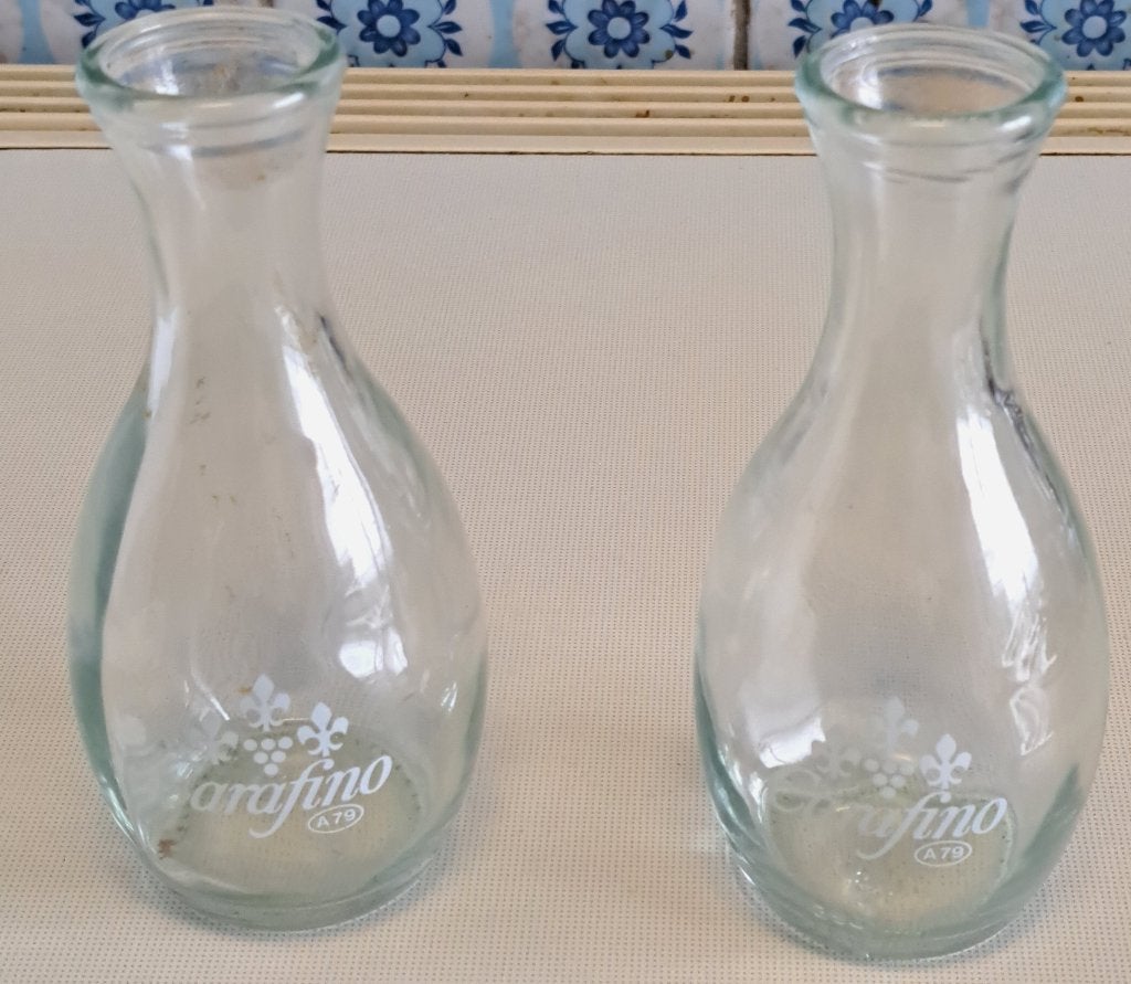 Carafes à vin, Enlèvement