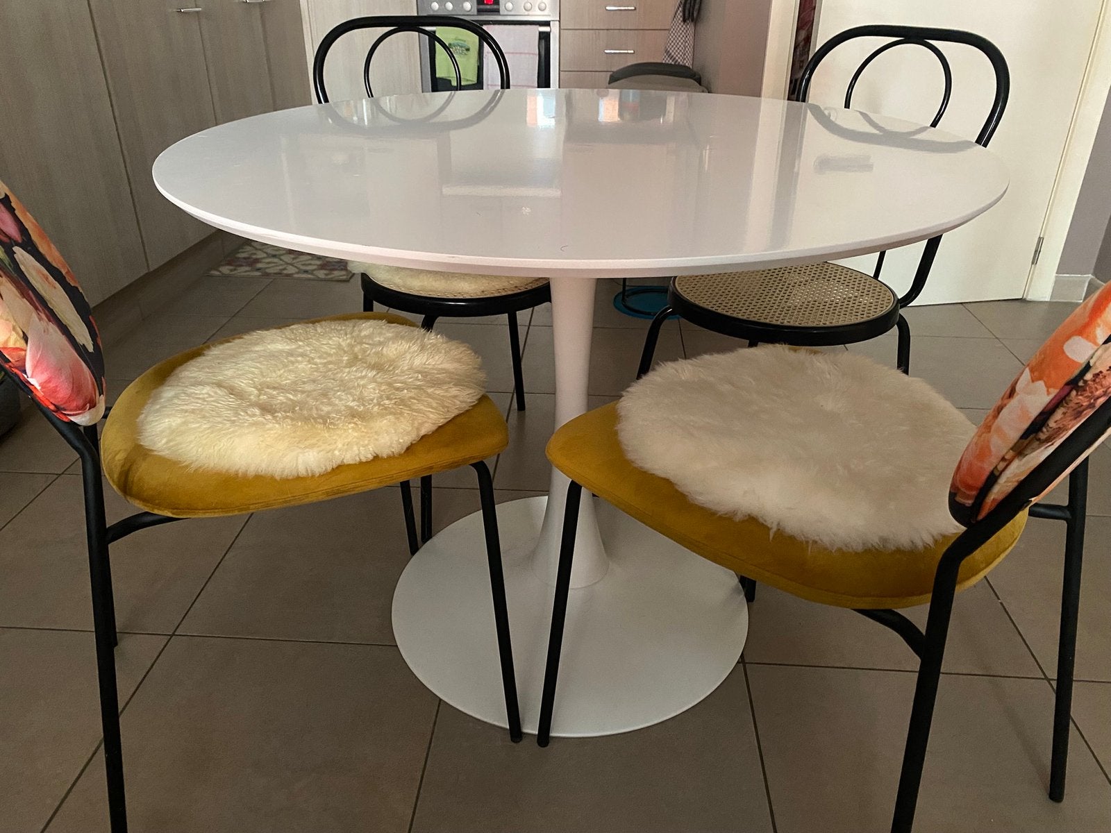 IKEA DOCKSTA EETTAFEL, Huis en Inrichting, Ophalen, Gebruikt, Vier personen, Rond