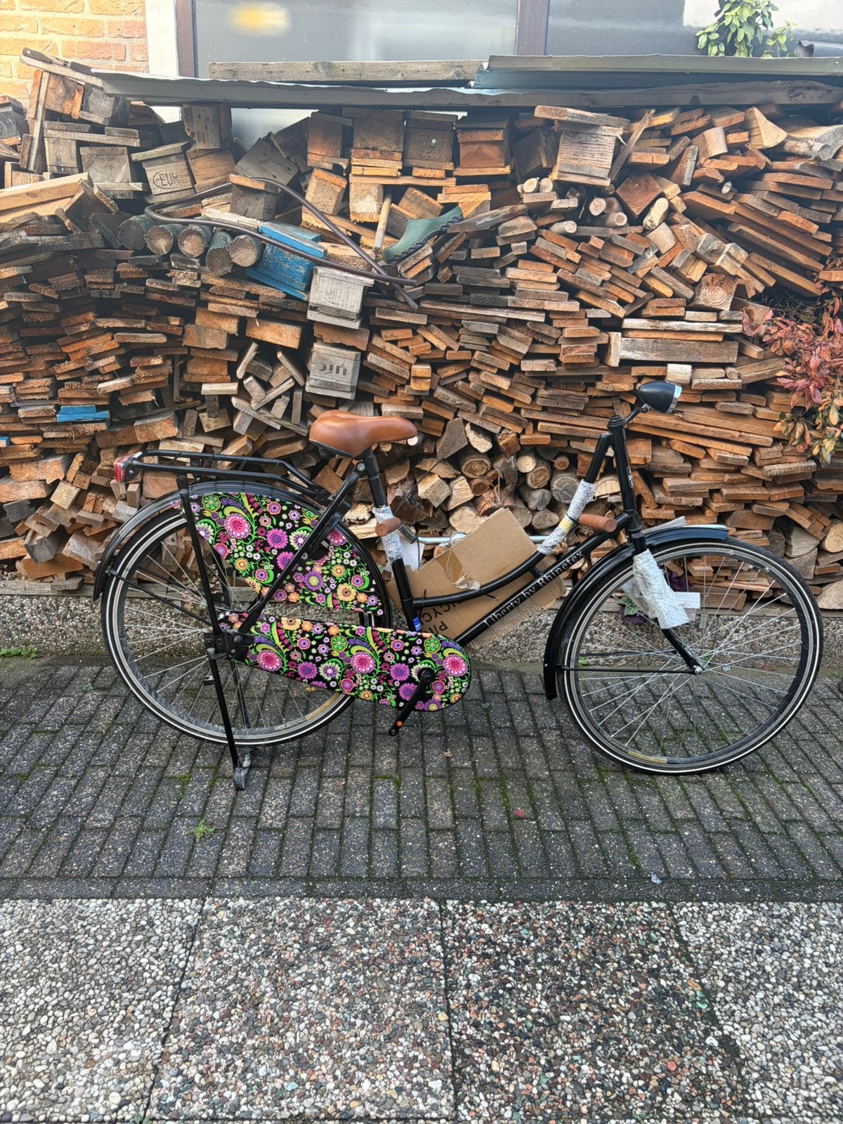 Gloednieuwe Damesfiets - Zwart met Bloemenprint, Fietsen en Brommers, Ophalen of Verzenden, Zo goed als nieuw