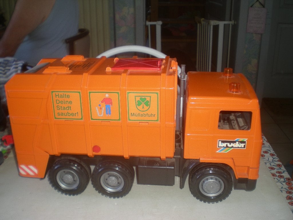 oranje vuilniswagen bruder, Ophalen of Verzenden, Zo goed als nieuw