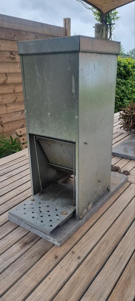 AVEVE trapvoederbak kippen gegalvaniseerd, Ophalen, Zo goed als nieuw, Drinken en Voederen