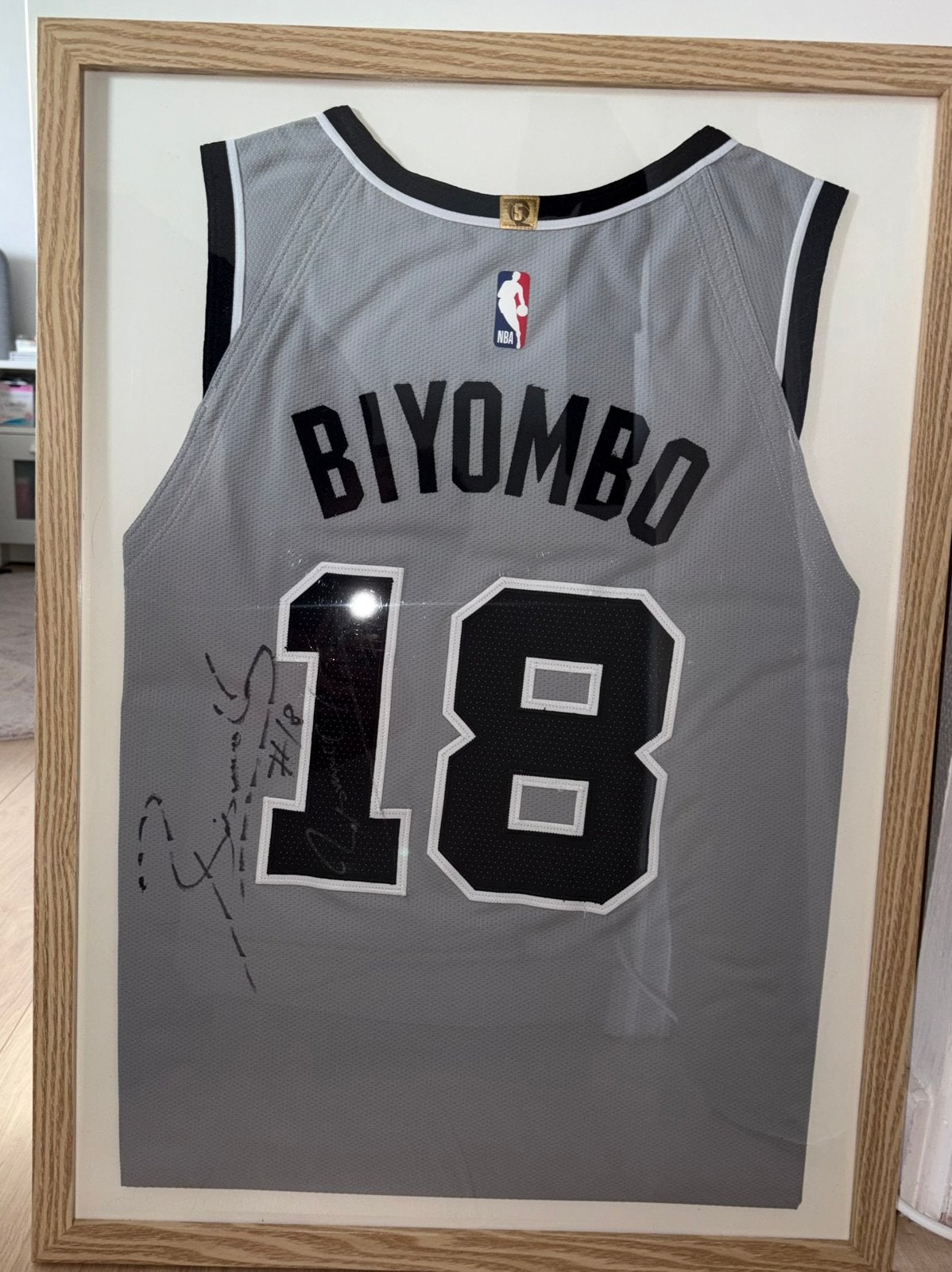NBA Spurs San Antonio shirt gesigneerd en gedragen Biyombo, Sport en Fitness, Ophalen of Verzenden, Zo goed als nieuw