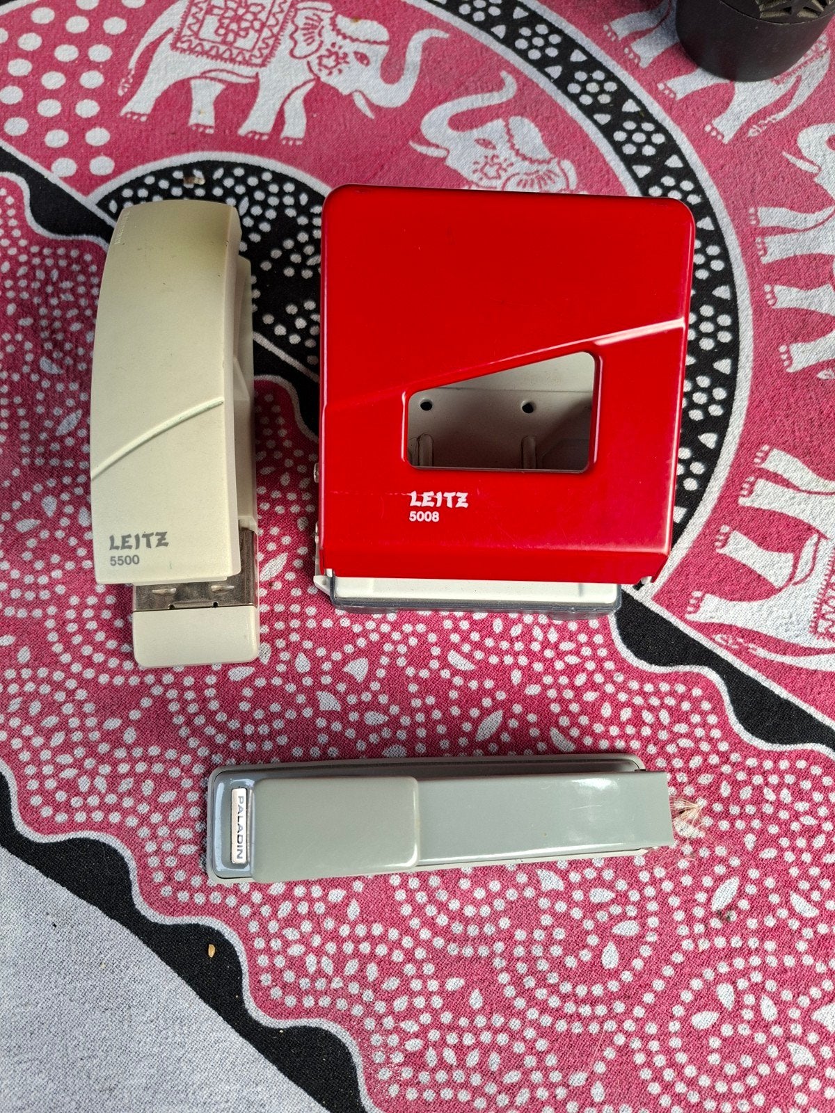 lot agrafeuse et perforatrice, Divers, Fournitures scolaires