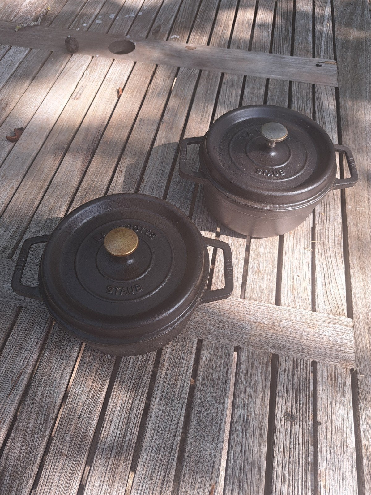 2 staub dutch ovens, Maison & Meubles, Cuisine | Casseroles & Poêles, Avec couvercle, Enlèvement ou Envoi, Fonte, Le Creuset