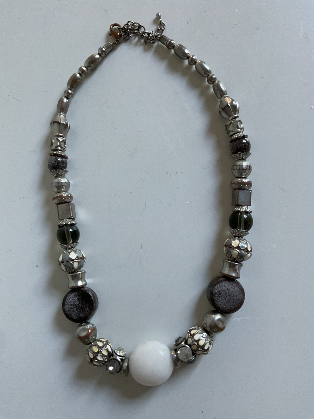 Collier Miss Behave, Bijoux, Sacs & Beauté, Colliers, Enlèvement ou Envoi, Comme neuf