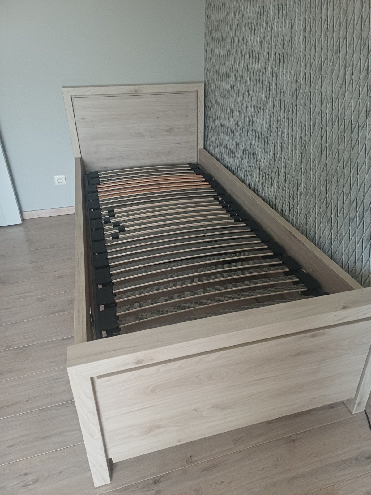 eenpersoonsbed met elektrische lattenbodem, Ophalen, 90 cm, Eenpersoons, Zo goed als nieuw