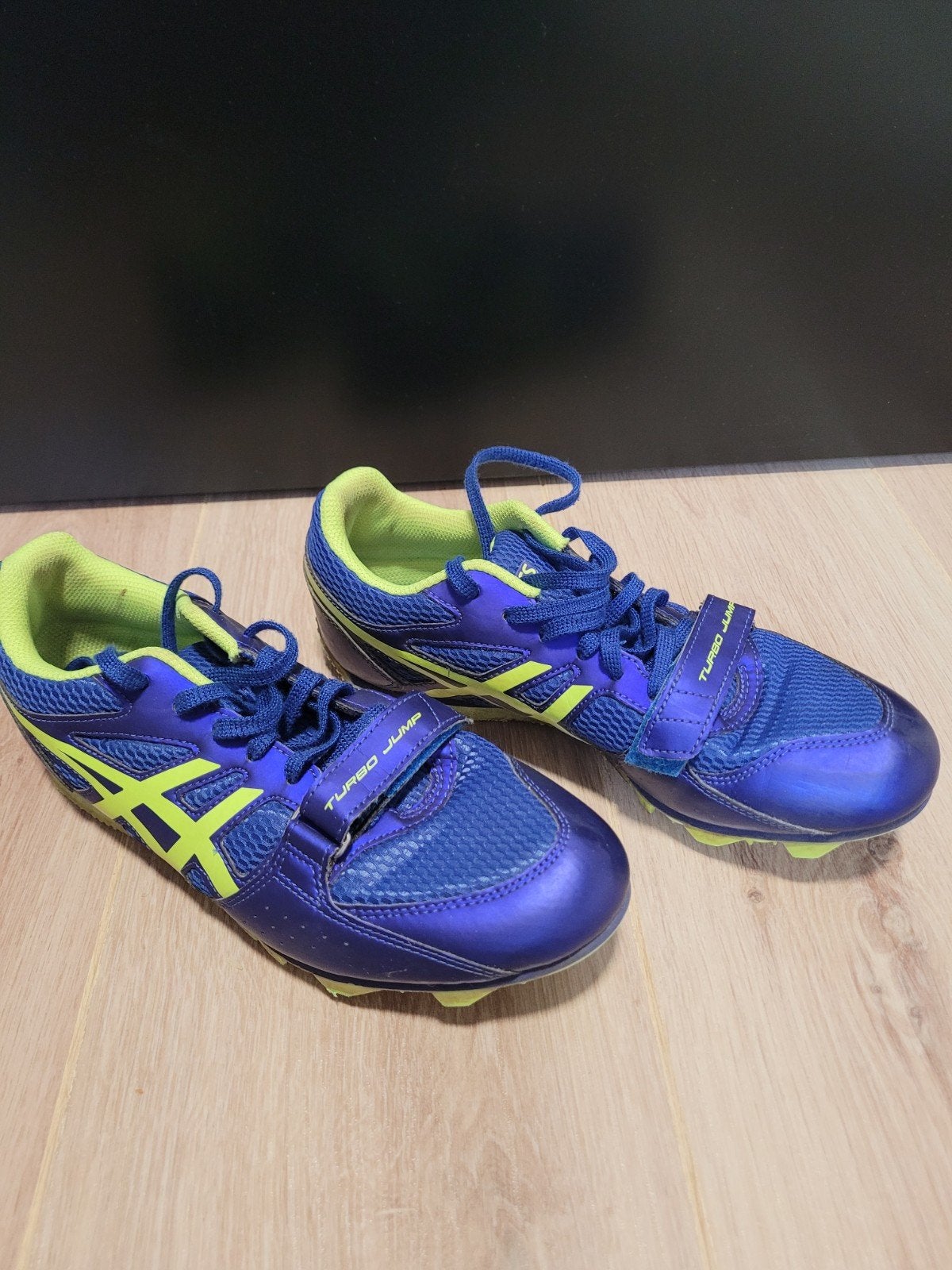 Spikes atletiek verspringen, Ophalen, Spikes