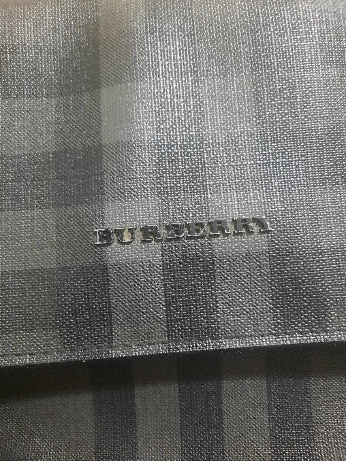 Burberry boekentas, Ophalen
