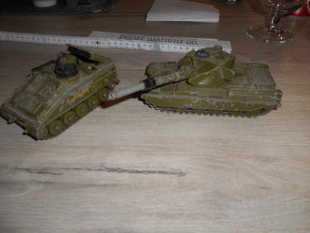 2 x dinky toys tanks, Hobby en Vrije tijd, Ophalen of Verzenden, Gebruikt, Overige typen, Dinky Toys