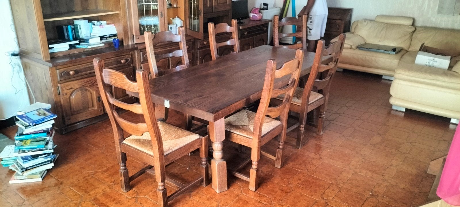 Belle grande table et six chaises.