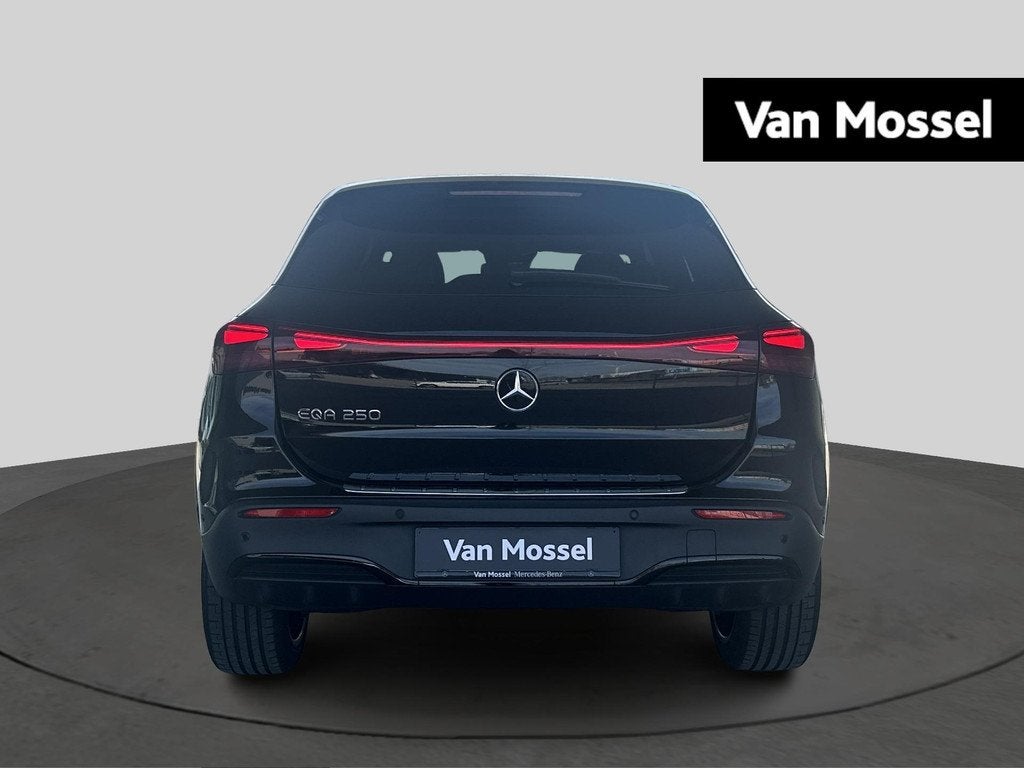 Mercedes-Benz EQA 250 AMG Line + LEDER + 20 INCH + CARPLAY +, Auto's, Stof, Gebruikt, 750 kg, Zwart