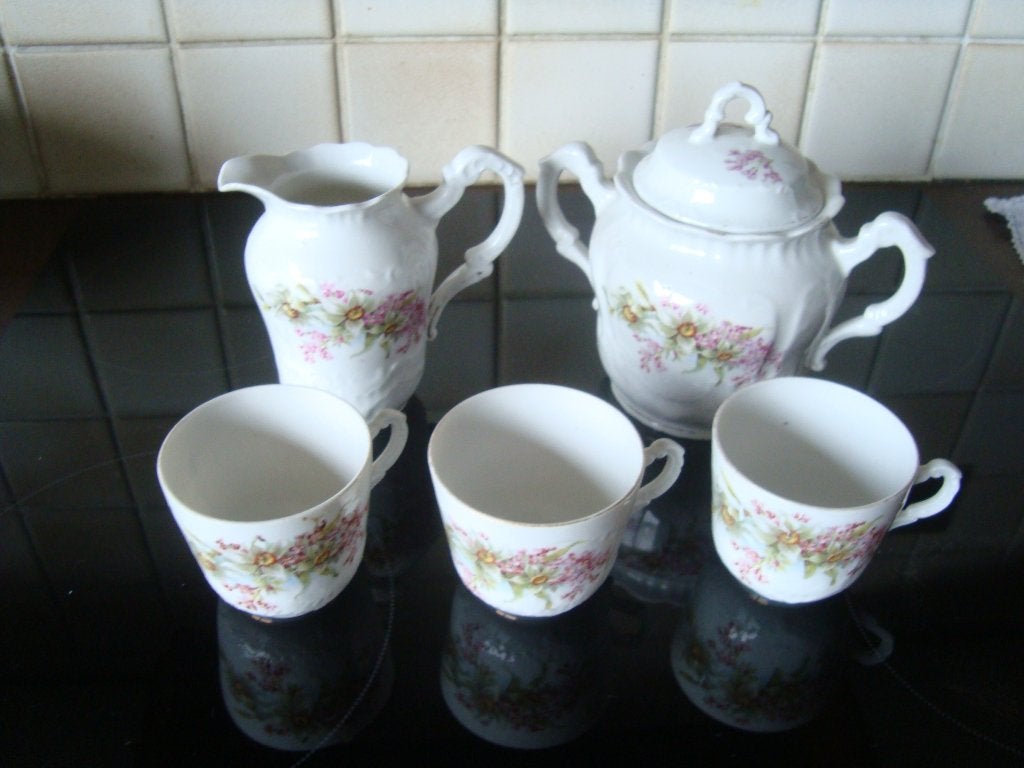 Deel van een porseleinen koffieservies., Ophalen