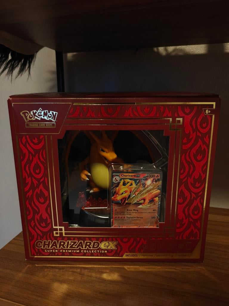 Charizard ex super premium collection box, Verzamelen, Ophalen, Nieuw, Decoratie