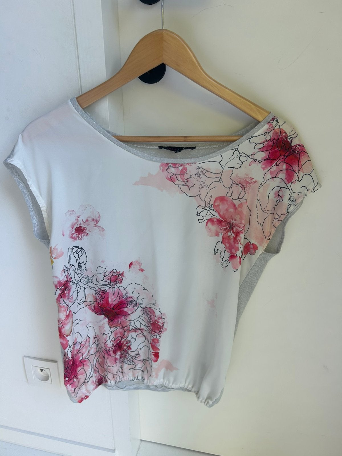 Mooi t-shirt met bloemenmotief - Lola & Liza - mt38, Kleding | Dames, Topjes, Ophalen, Zo goed als nieuw, Maat 38/40 (M), Meerkleurig