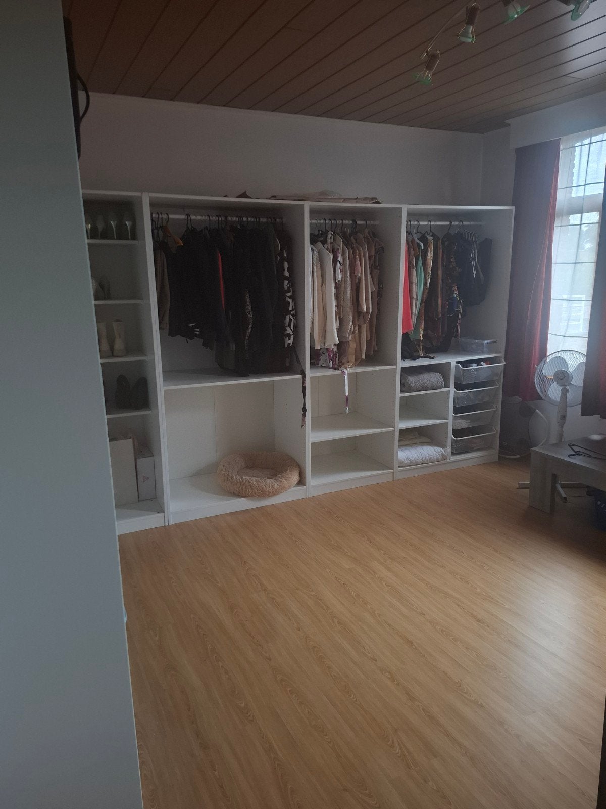 Dressing kasten, Ophalen