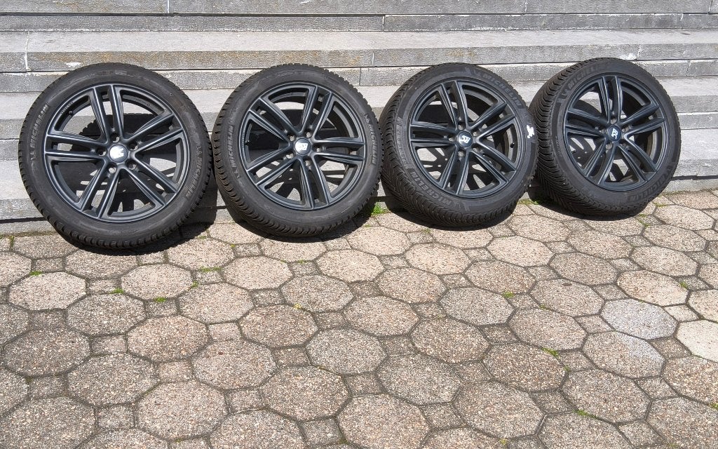 4 très bons pneus hiver Michelin 225/45-17 sur jantes VW, Autos : Pièces & Accessoires, Pneus et Jantes, Pneus hiver, 17 pouces