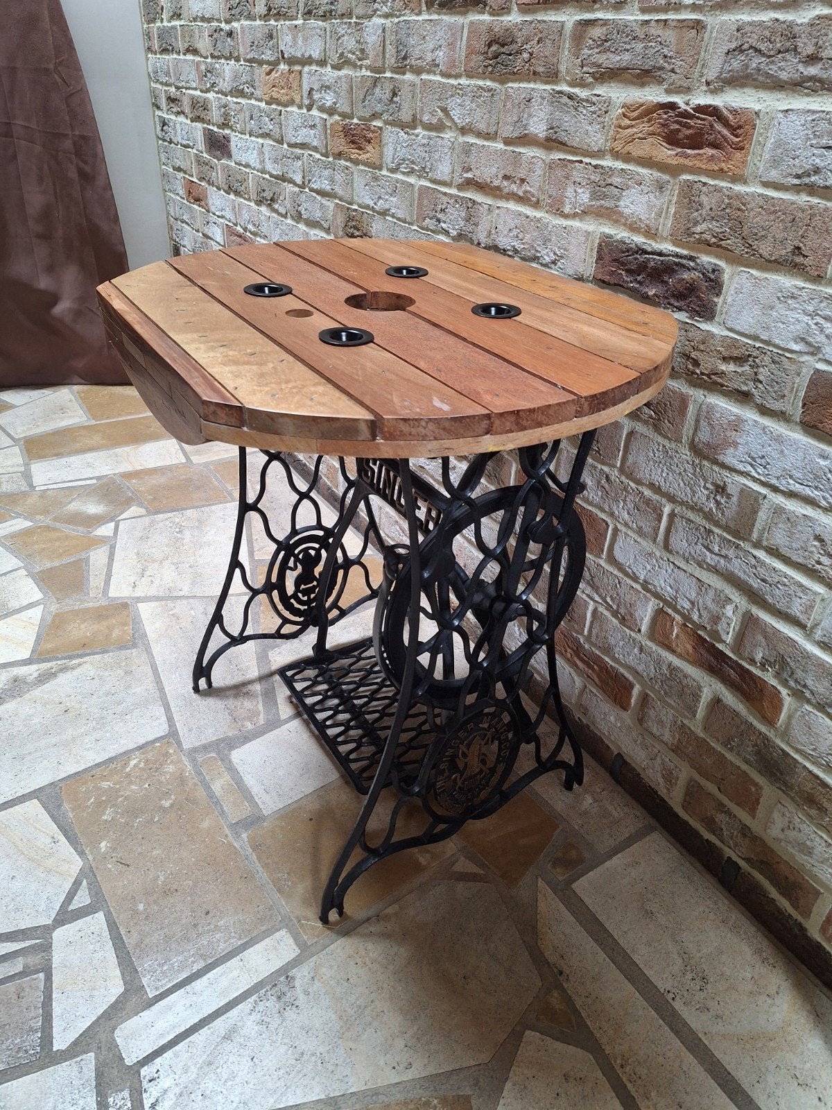 Table faite avec touret et pied machine à coudre, Enlèvement, Utilisé, Rectangulaire, Métal