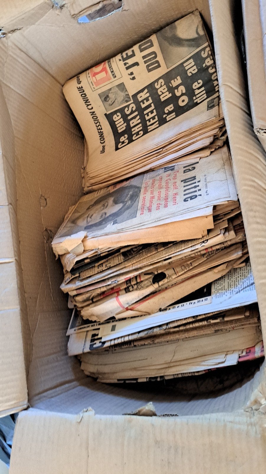 très ancien journaux à cendre en lot