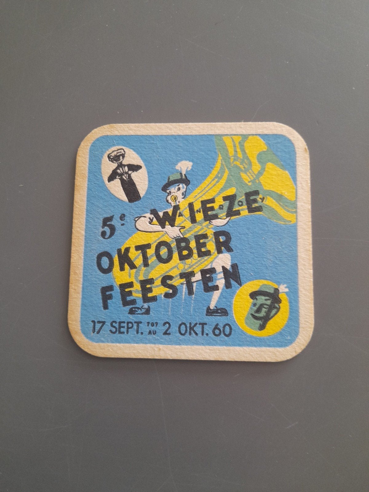 Tapis à bière Wieze Oktoberfest recto-verso 1960, Collections, Broches, Pins & Badges, Enlèvement ou Envoi