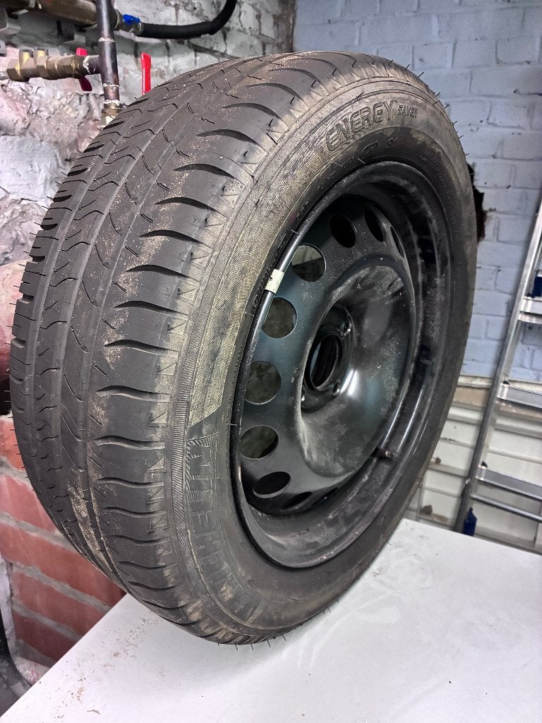 Une jante + pneu Michelin 205/55 R16, Autos : Pièces & Accessoires, Pneus & Jantes, Neuf, Pneus et Jantes, 4 Saisons, 16 pouces