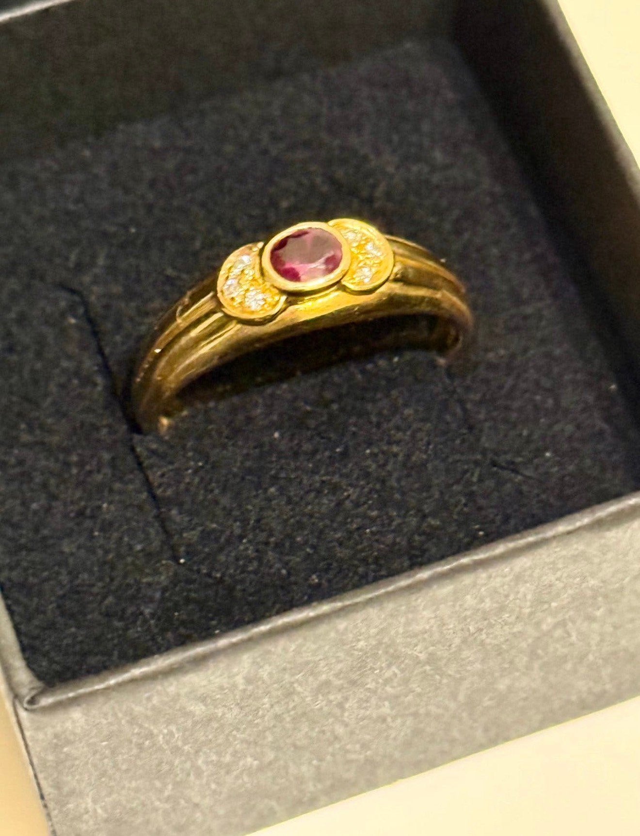 18 karaat gouden ring met natuurlijke diamanten en robijn!, 20 of groter, Geel, Ophalen of Verzenden, Met edelsteen