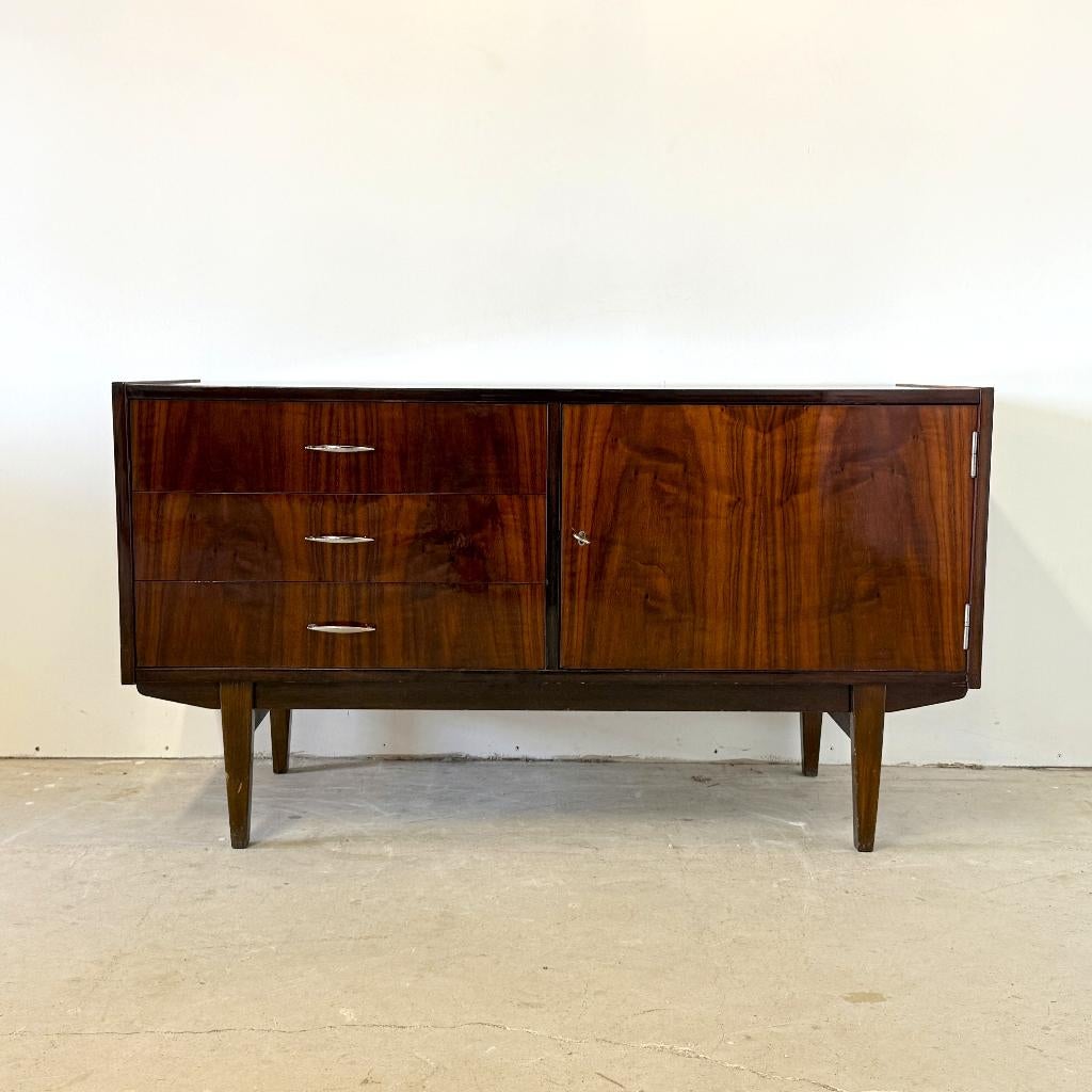 Subtiel hoogglans sideboard in Scandinavische stijl, Huis en Inrichting, Kasten | Dressoirs, Zo goed als nieuw, 100 tot 150 cm