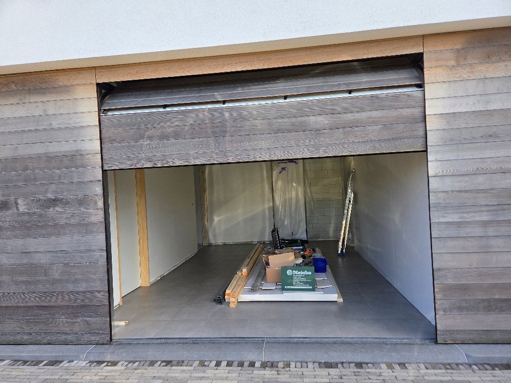 Kwalitatieve sectionaalpoort voor bekleding met hout, Enlèvement, Comme neuf
