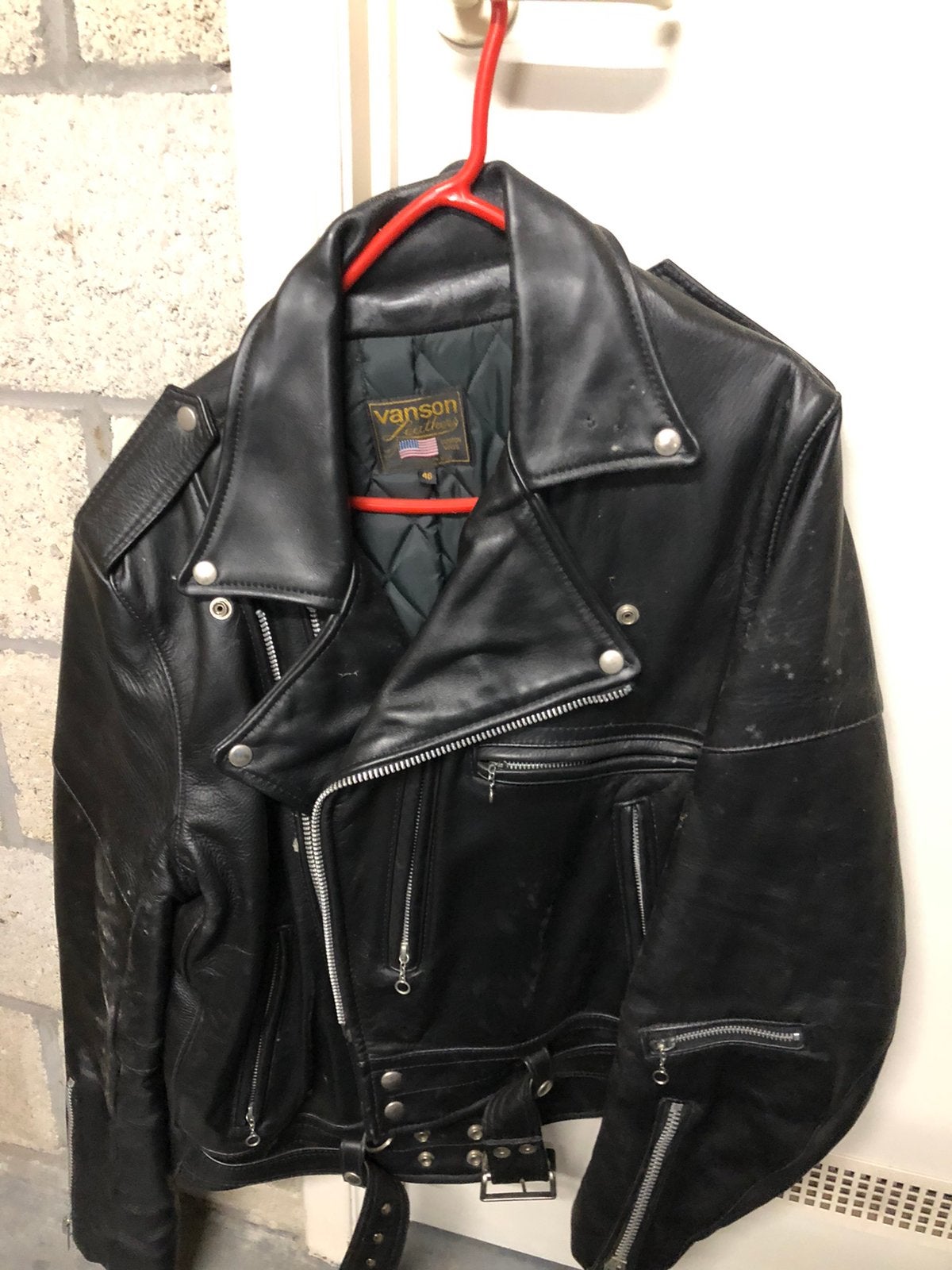 Zwart lederen motovest, Enlèvement