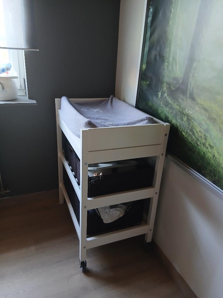 Verzorgingstafel met rieten manden, Enlèvement, Utilisé