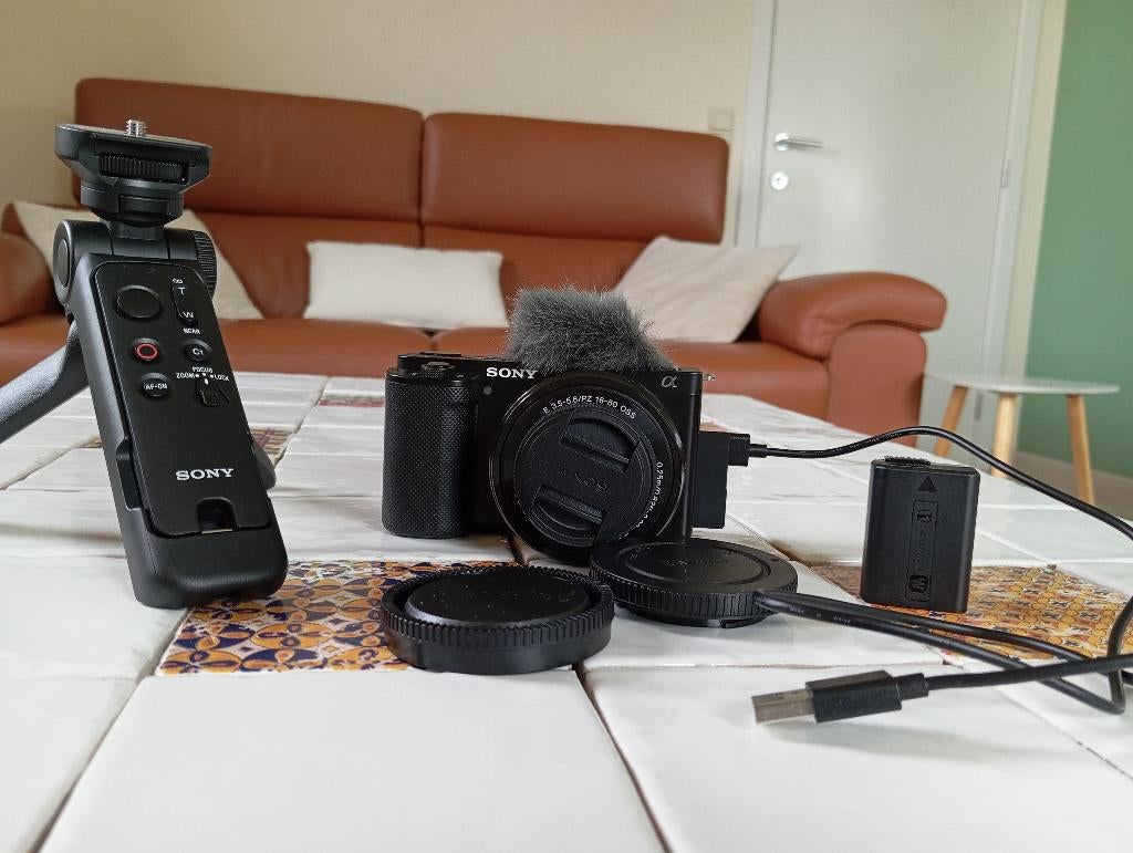 Sony ZVE10 + 16-50mm + poignée vlog, Audio, Tv en Foto, Ophalen of Verzenden, Zo goed als nieuw, Sony