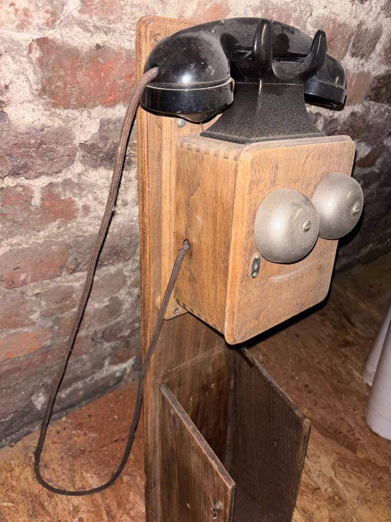 Ancien téléphone en Bakélite avec armature en bois, Enlèvement