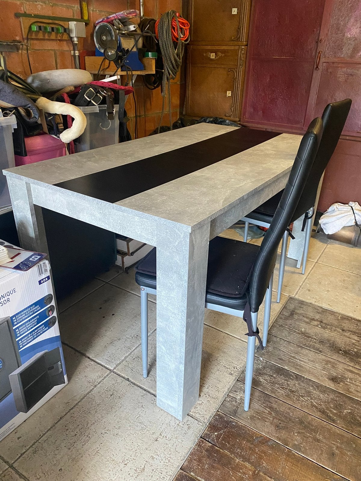 Table salle a manger et 4 chaises, Enlèvement, Utilisé
