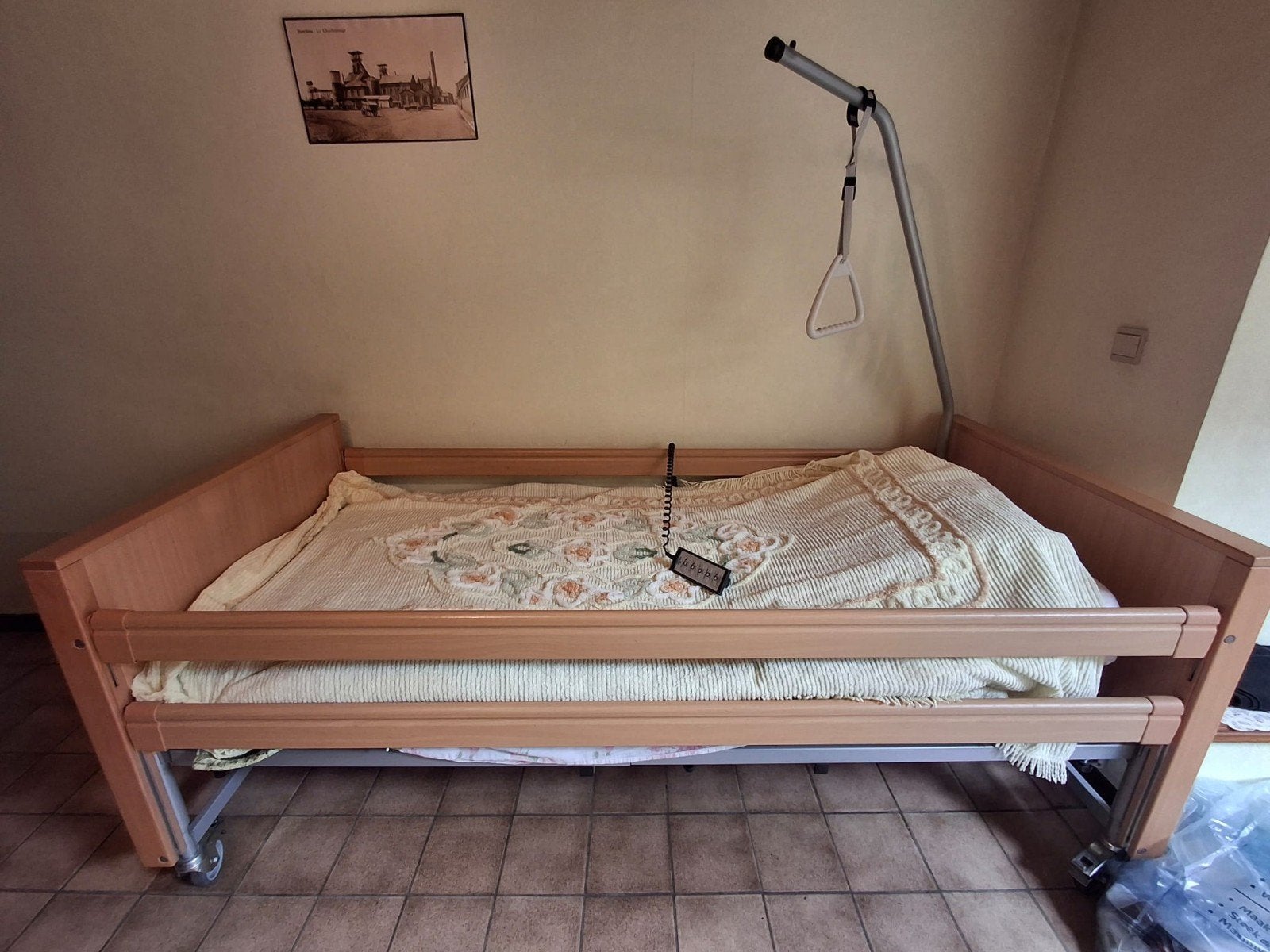 Lit médicalisé électrique avec matelas + chaise percée, Maison & Meubles, Chambre à coucher | Lits, Comme neuf, Enlèvement