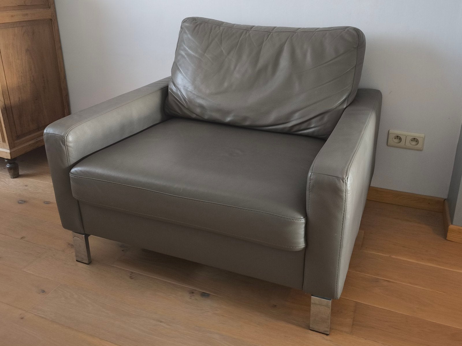 Mooie grijze lederen fauteuil – comfortabel & stijlvol!, Huis en Inrichting, Fauteuils, Ophalen, Leer
