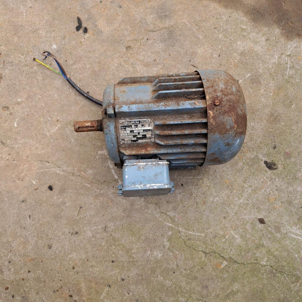 Moteur triphasé en état de fonctionnement, Enlèvement