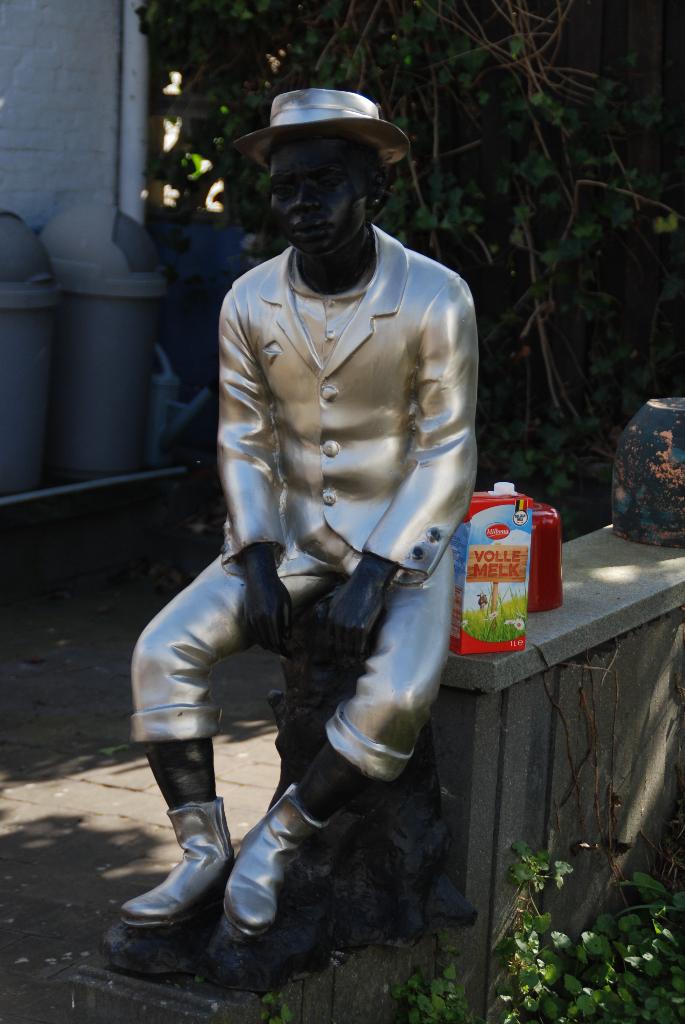bronzen beeld zittende man op boomstronk, Enlèvement, Brons, Statue, Homme