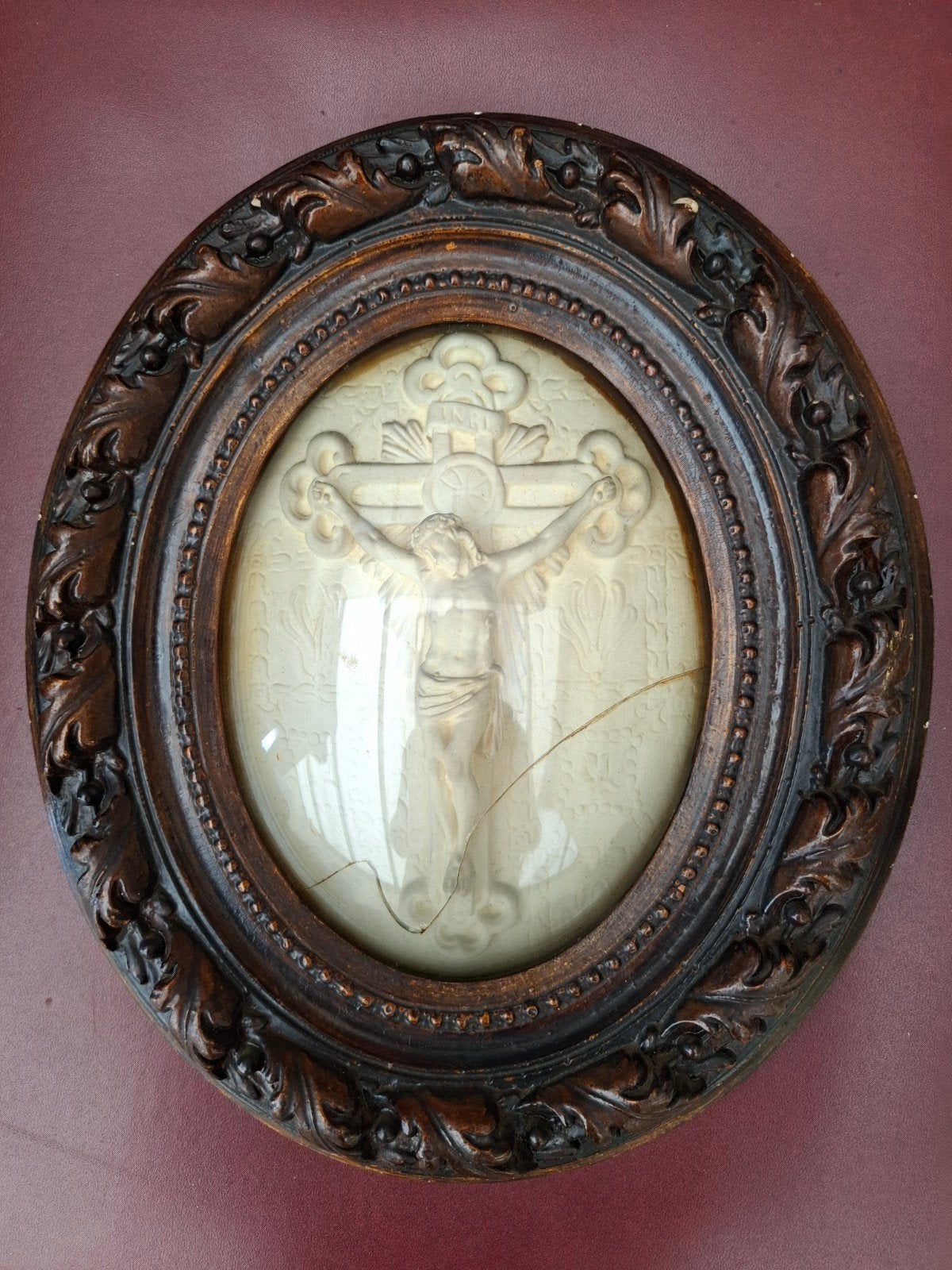 Ovalen kader met kruisbeeld, Ophalen