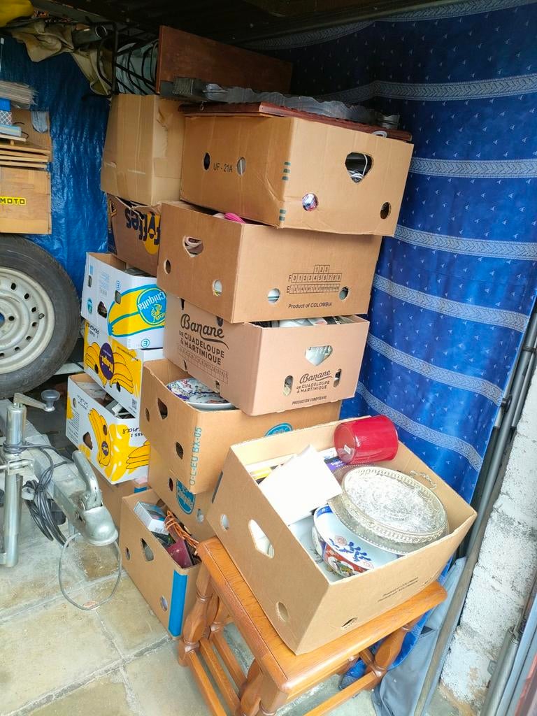 Lot rommelmarkt gerief (13 dozen en wat losse spullen), Ophalen