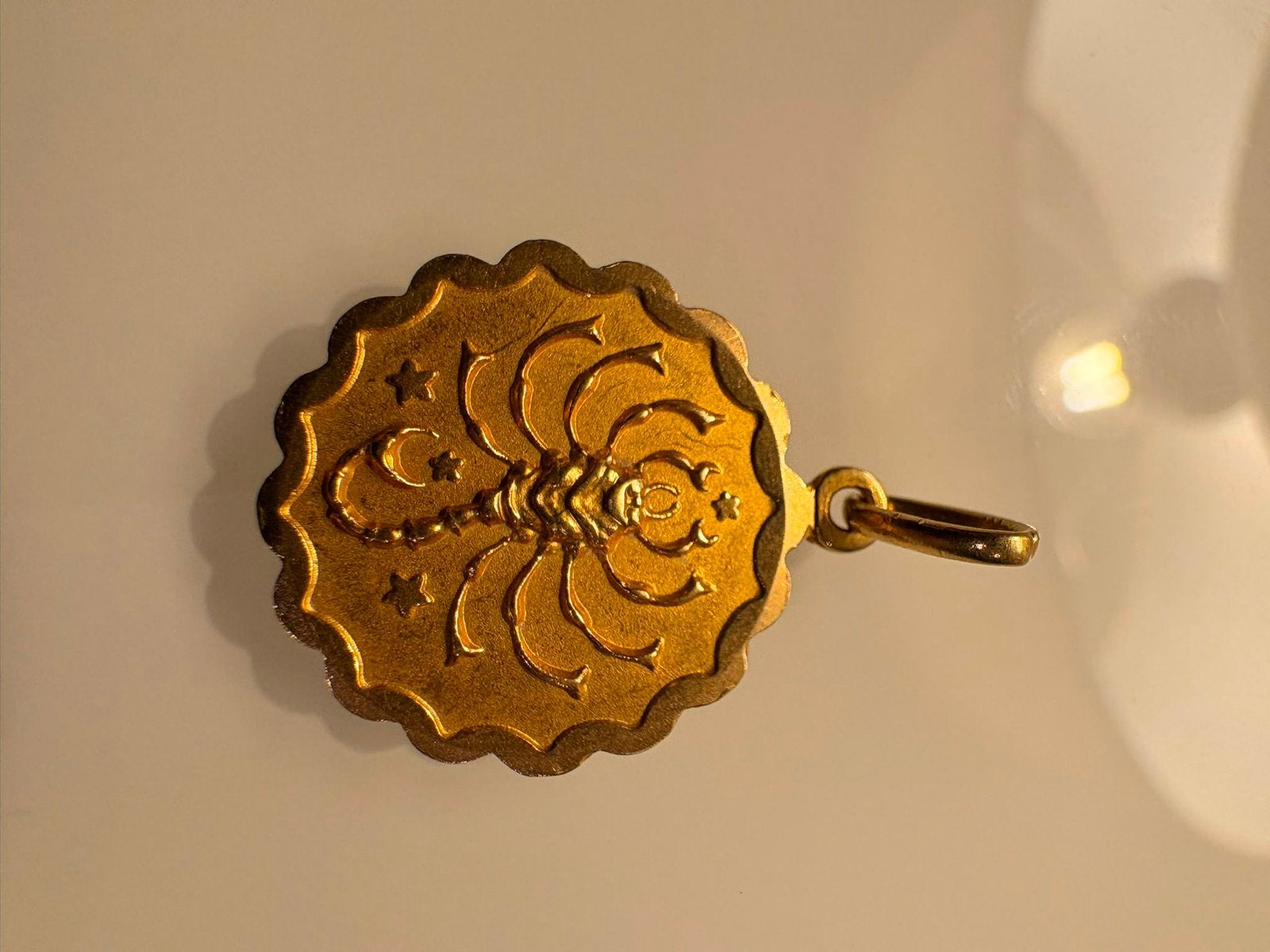 Vintage 18K gouden hanger – Schorpioen sterrenbeeld – 750, Bijoux, Sacs & Beauté, Pendentifs, Enlèvement ou Envoi, Comme neuf